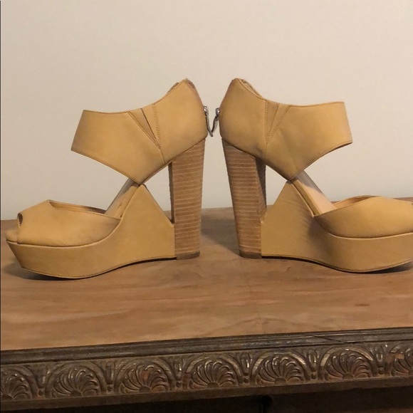 Unique BCBG nude wedges! - Picture 4 of 4